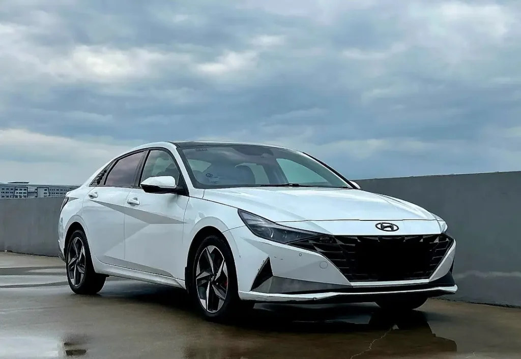 Comparación de autos usados coreanos, incluyendo autos usados certificados, listados de Encar.com y vehículos accidentados en depósitos de chatarra.