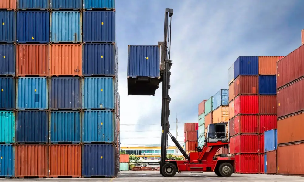 Proceso gratuito de recogida de contenedores de vehículos usados coreanos que muestra la recogida de contenedores vacíos, la carga del vehículo y el retorno al puerto para el envío de exportación.