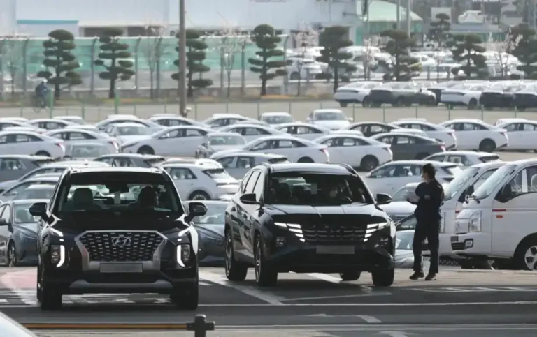 Los mejores SUV coreanos usados, incluidos Hyundai Tucson, Kia Sportage y Genesis GV70, estacionados uno al lado del otro en un entorno urbano.